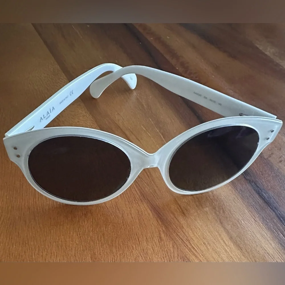 ALAIA
Novelty Women's White Sunglasses - Picture 4 of 8